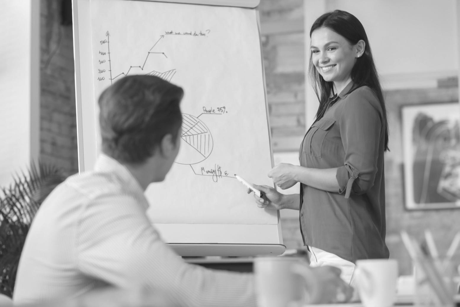 Geschäftliche Finanzschulung in modernem Seminarraum